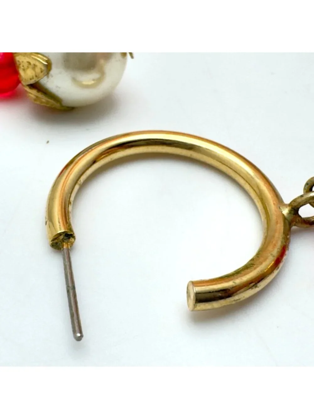 Gold Tone Hoop Earrings Red White Bead Dangles Lightweight Vintage - Picture 4 of 7